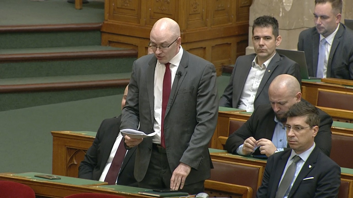 Z. Kárpát: a bujkálás mögött általában sötét titkok lappanganak