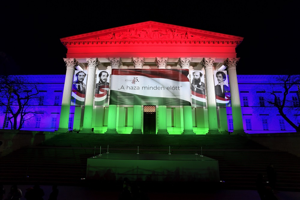 Ünnepi fényfestés a Magyar Nemzeti Múzeum homlokzatán