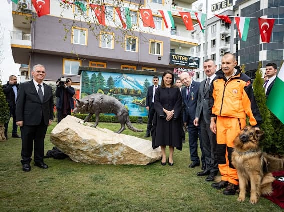 Felavatták Mancs, a híres mentőkutya szobrát a törökországi Kocaeliben