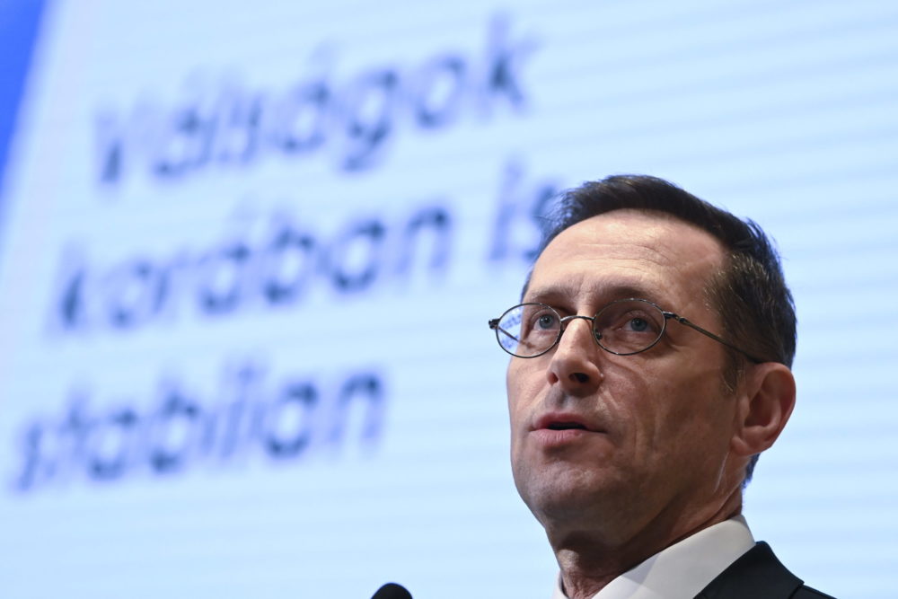 Varga Mihály: Veszélyes időkben is folytatjuk az egyensúlyi mutatók javítását