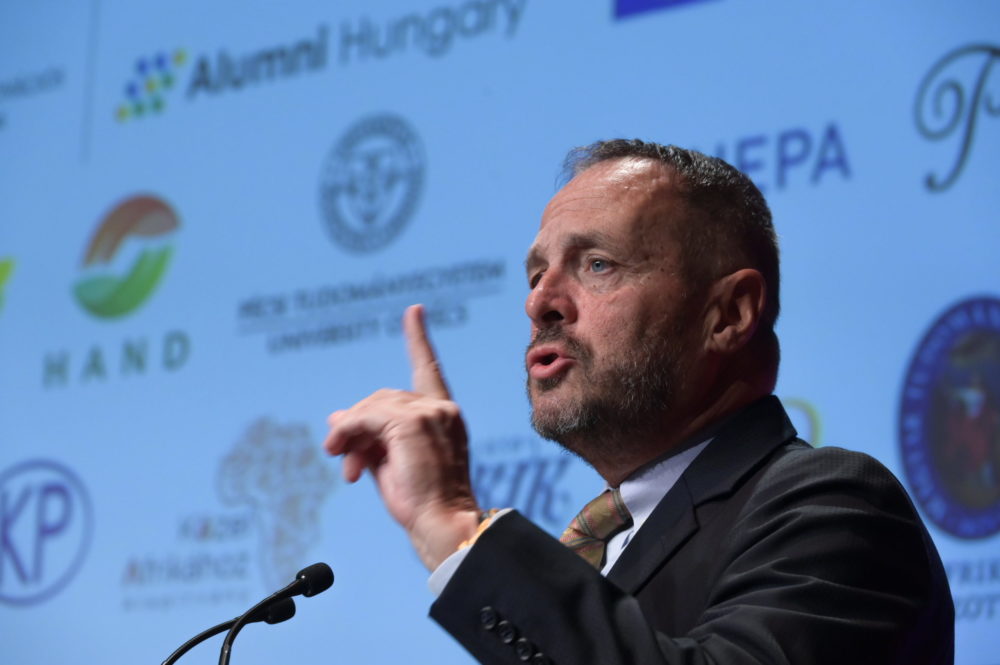 Hölvényi György: Nélkülözhetetlen szociális feladatokat látnak el az egyházak