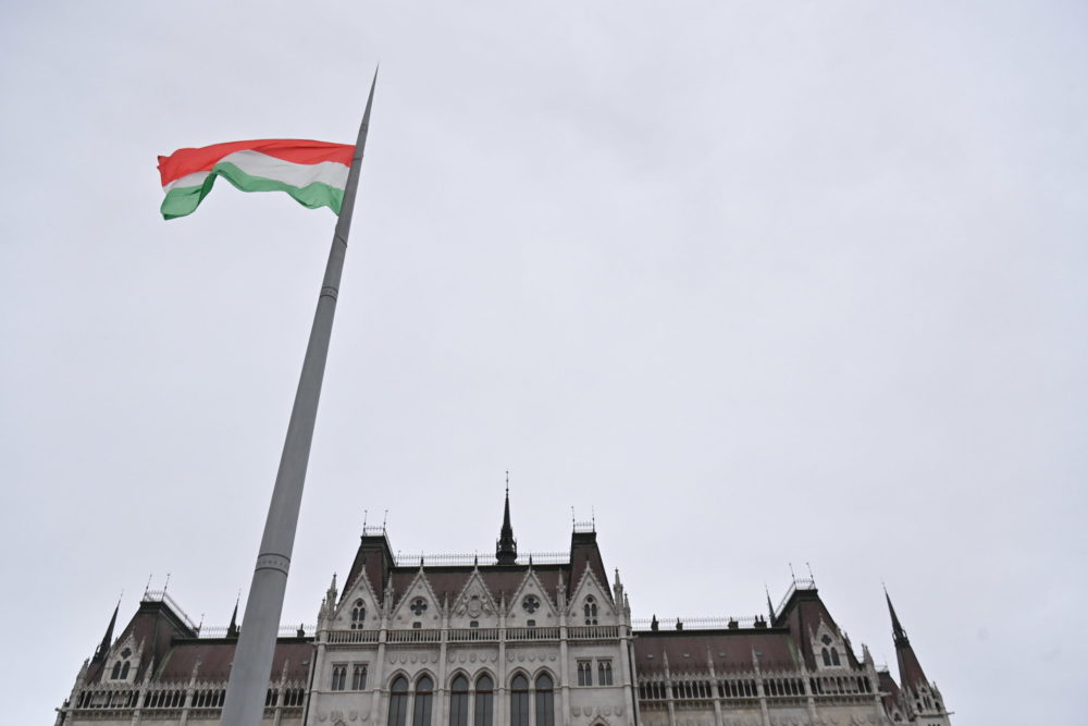 Felvonták a nemzeti lobogót az Országház előtt