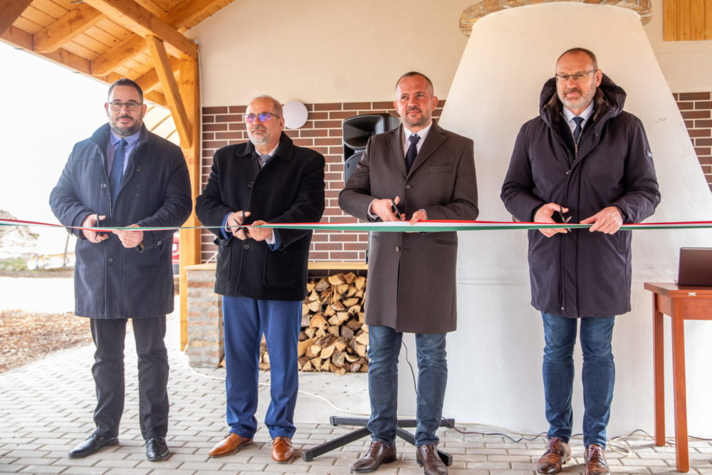 A Magyar falu program keretében újult meg a közösségi tér Felsőszentivánon