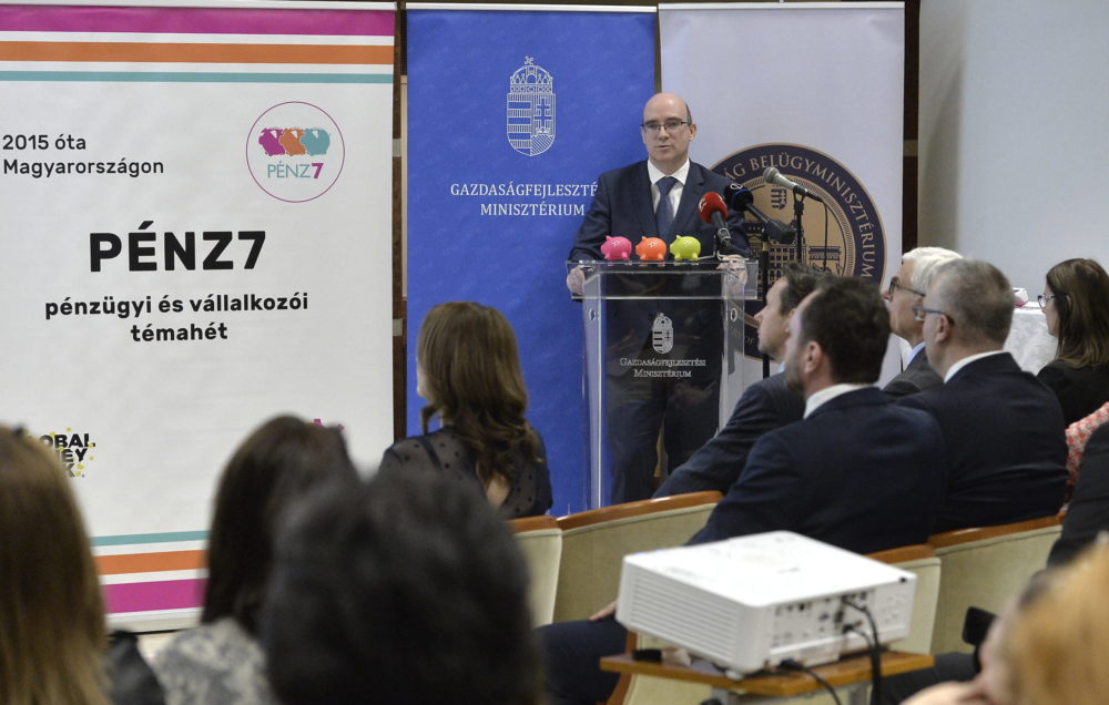 Ismét pedagógusokkal tárgyalt a köznevelési államtitkár