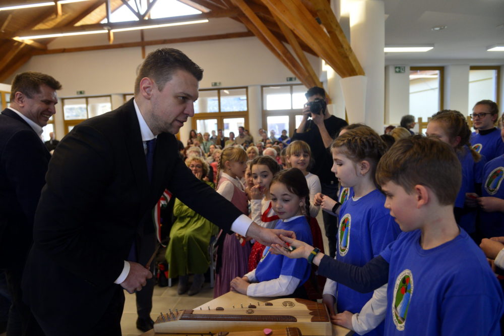 Menczer Tamás: A kormány stratégiai célja, hogy támogassa a családokat