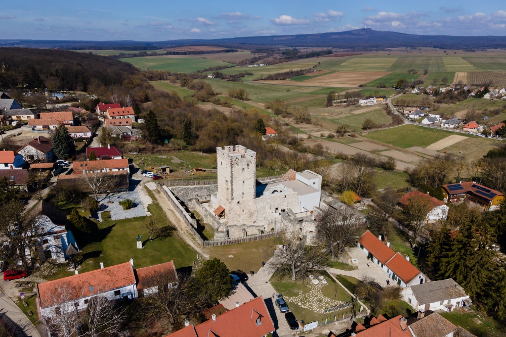 Átadták a megújult nagyvázsonyi Kinizsi-várat