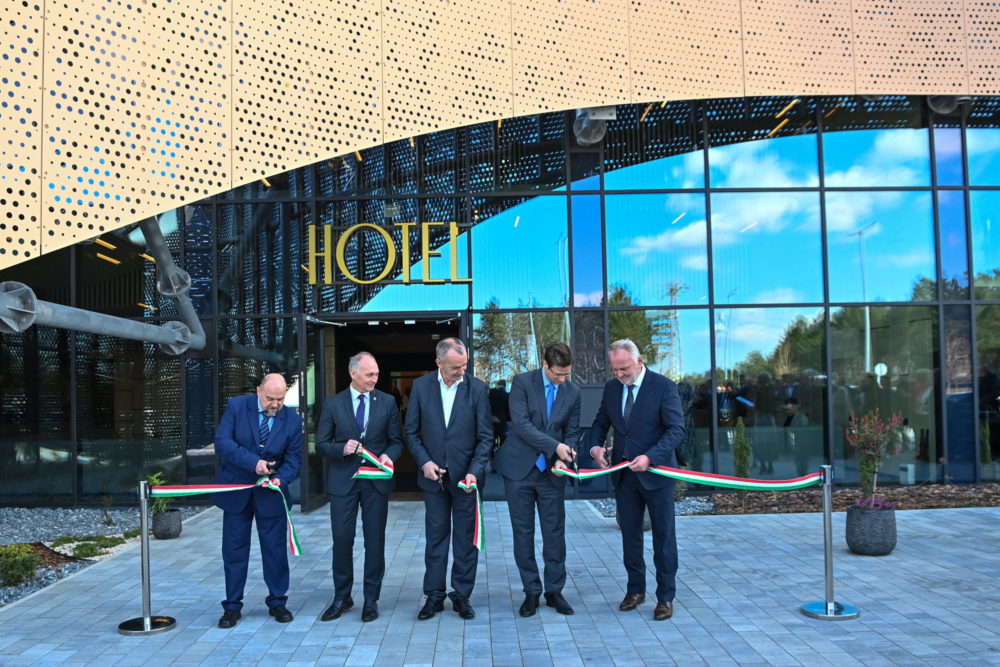 Négycsillagos szállodát adtak át Inárcson, az M5-ös autópálya mellett