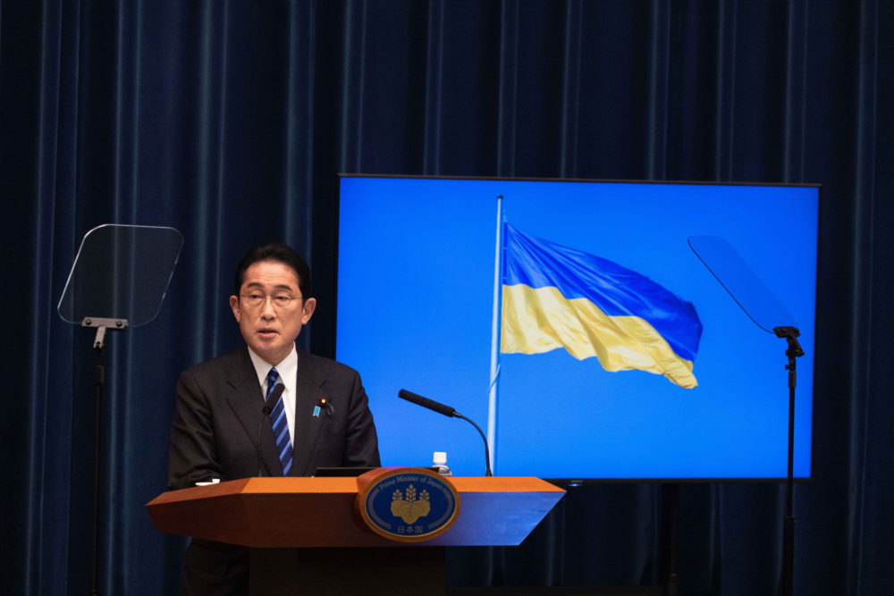 Kijevbe érkezett Kisida Fumio japán miniszterelnök