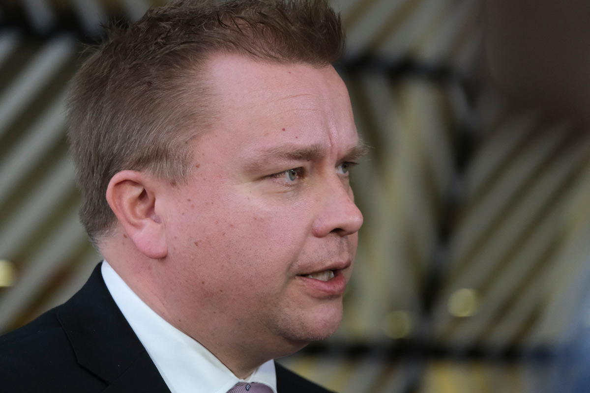 A finn védelmi miniszter ellenzi, hogy országa vadászgépeket adjon Ukrajnának