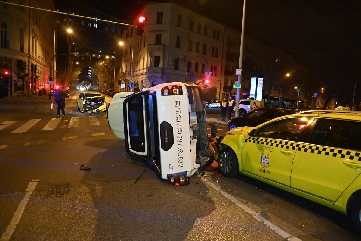 Üldözés után felborult terepjárójával a jogosítvánnyal nem rendelkező férfi