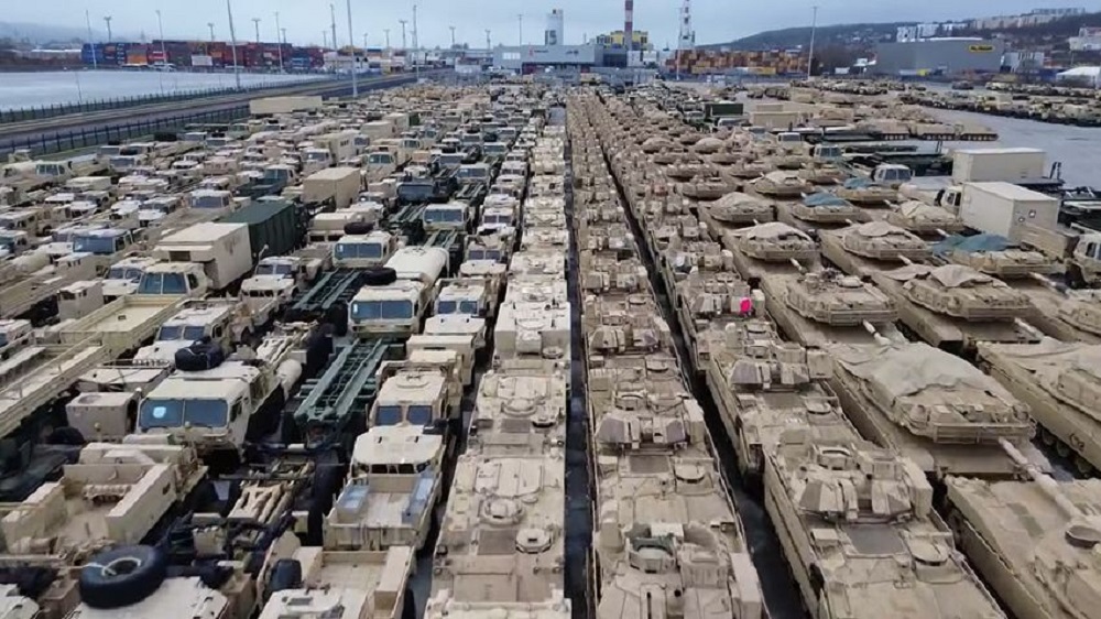 Amerikai fegyverek állnak végeláthatatlan sorban a lengyel kikötőben + videó