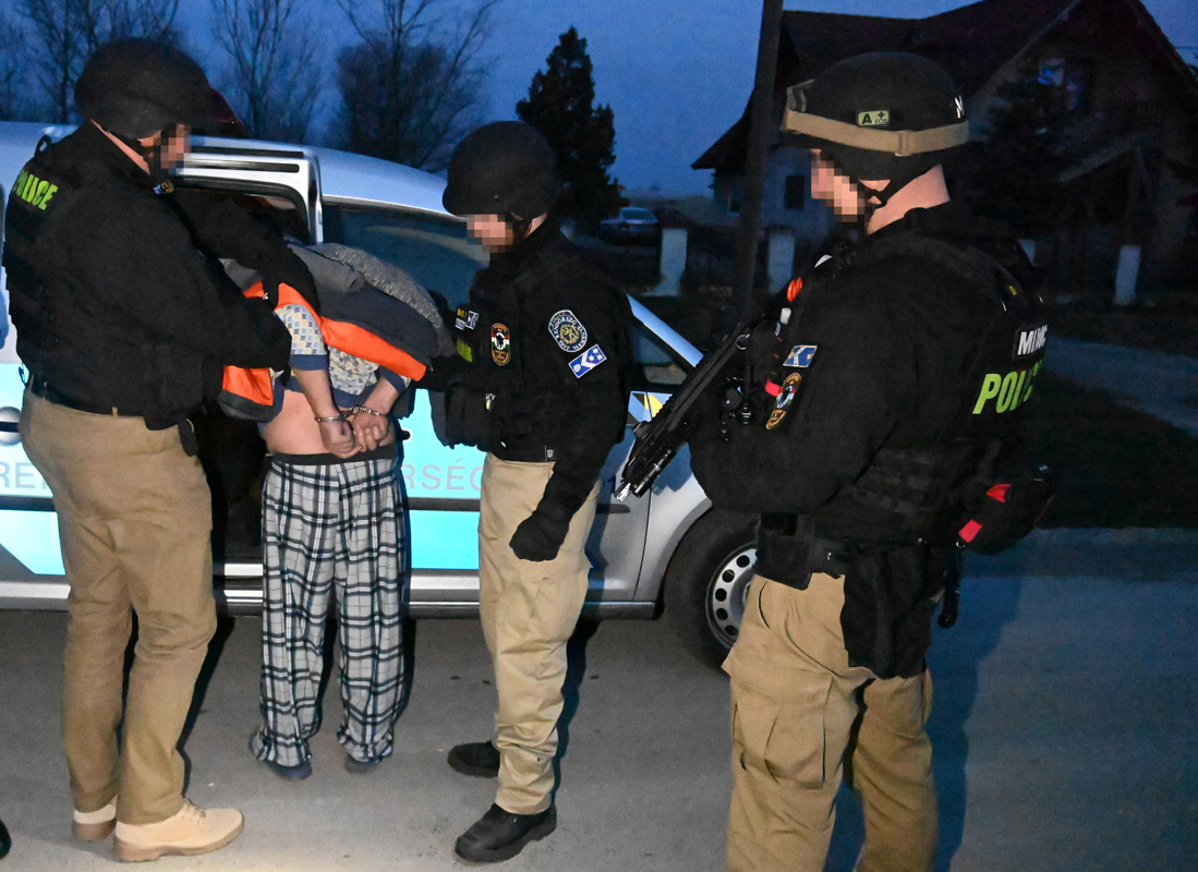 Autópályák mentén fosztogató bandát leplezett le a rendőrség