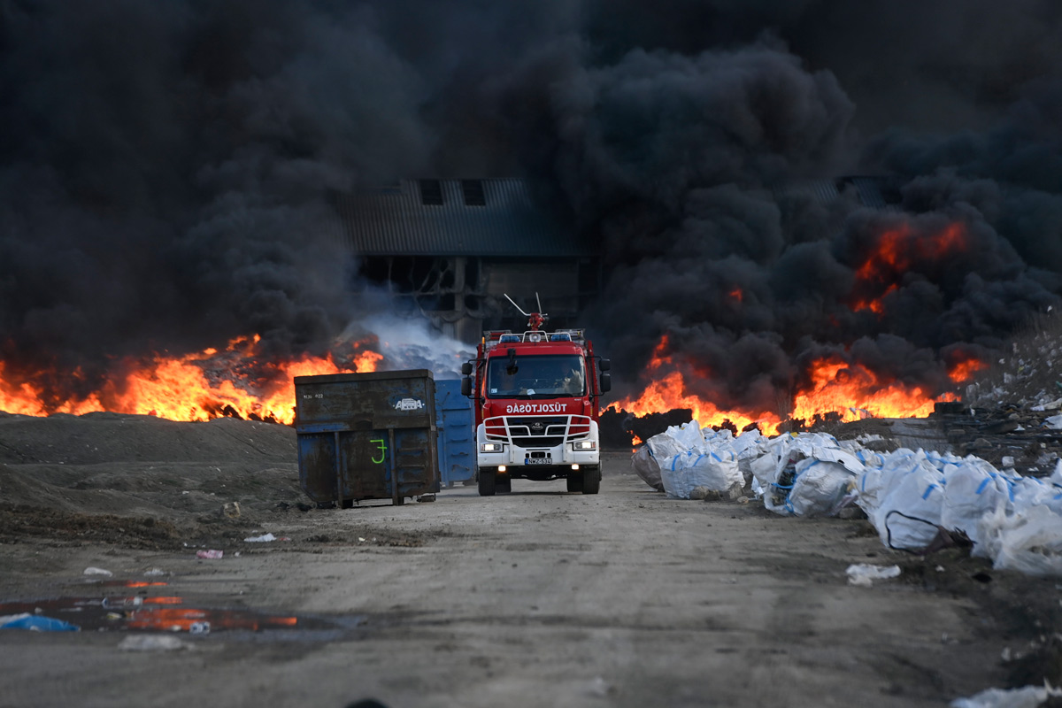 Eloltották a gyáli hulladéktüzet