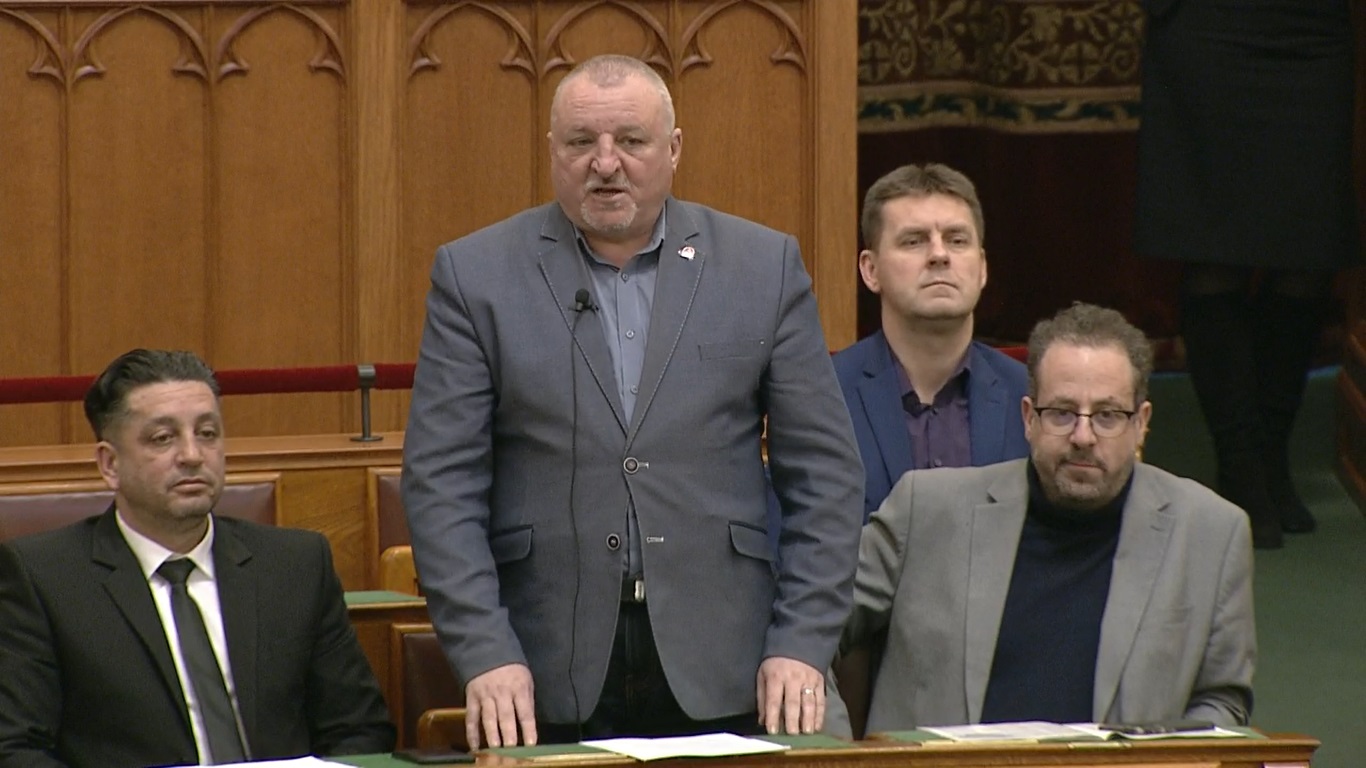 Komjáthi: bizonytalan a léte a pizzafutárnak, az újságírónak és a kertésznek