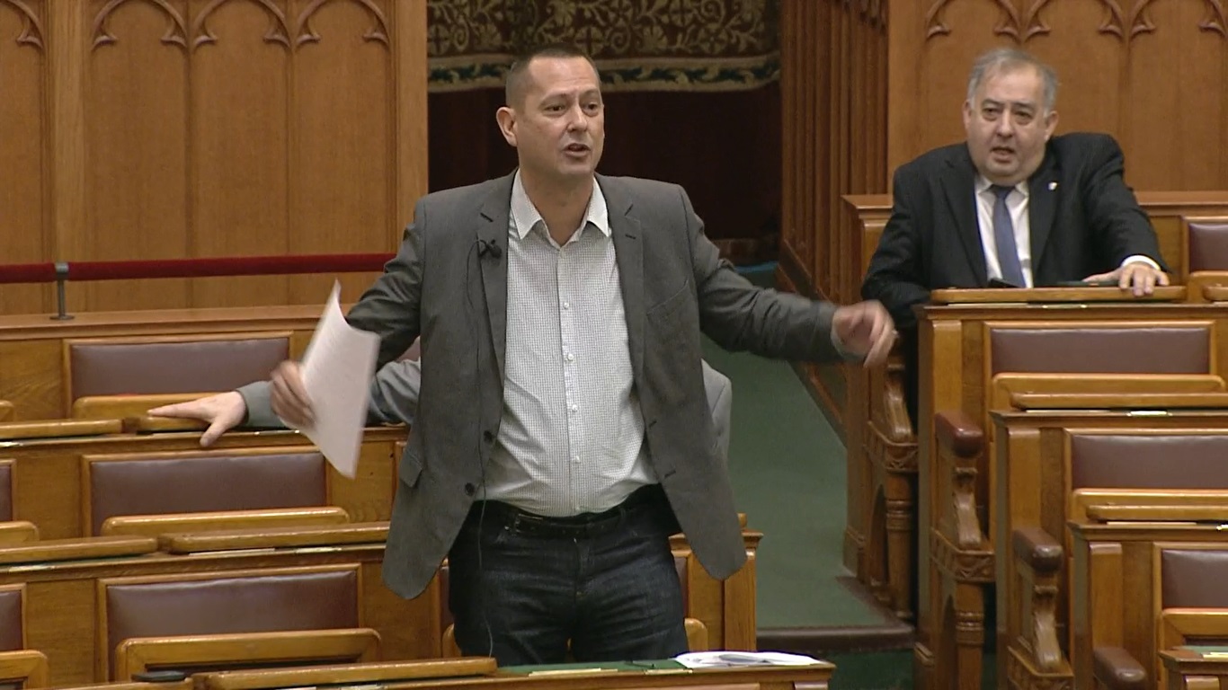 Molnár Zsolt: akár békegalambnak is öltözhettem volna, annyira békepárti vagyok!