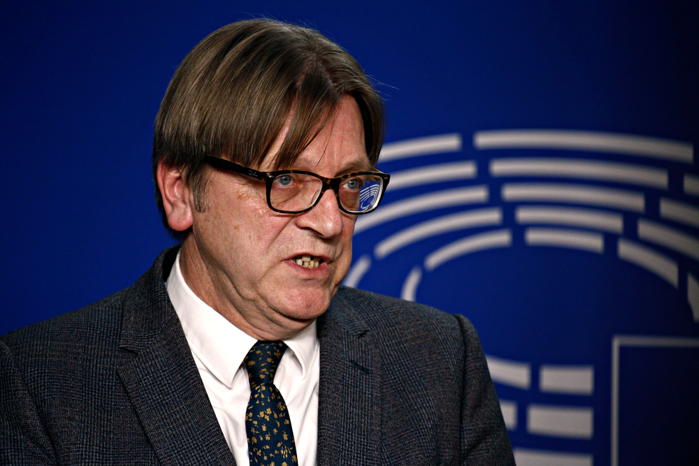 Guy Verhofstadt támadásai mögött anyagi érdek is állhat