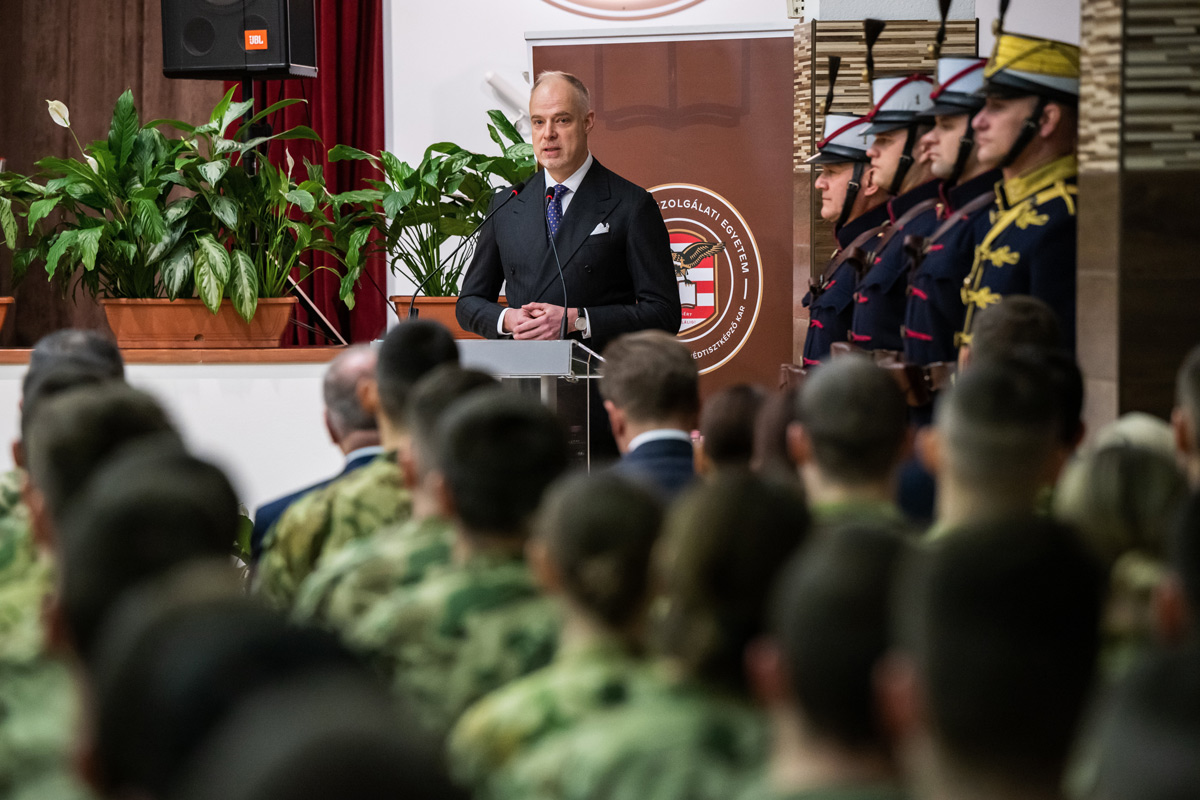 Hagyományaira támaszkodó, jövőbe mutató honvédség épül