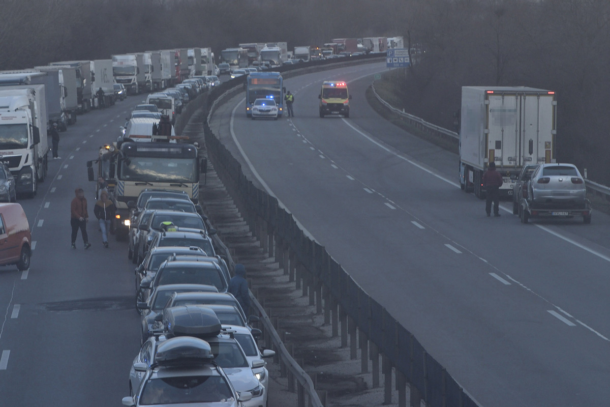Tart a helyreállítás a tömegbaleset után, egyre nagyobb a torlódás