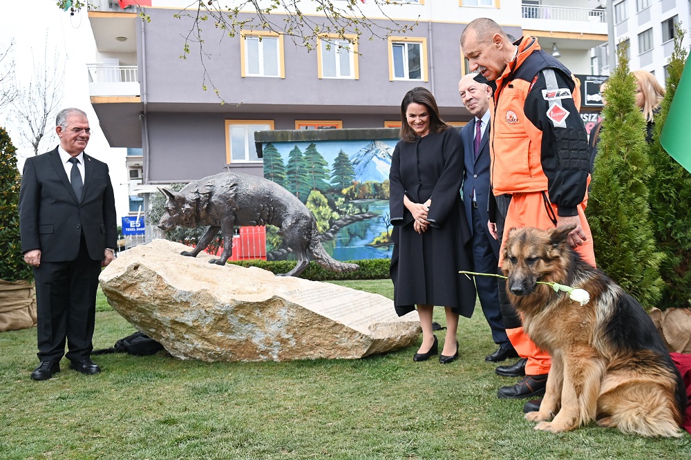 Felavatták Mancs, a híres mentőkutya szobrát Törökországban