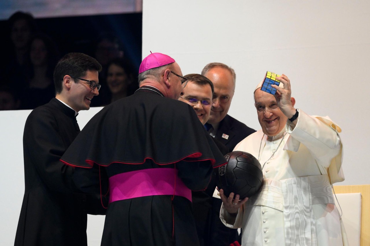 Ferenc pápa magyarul a fiataloknak: „Aki mer, az nyer!”