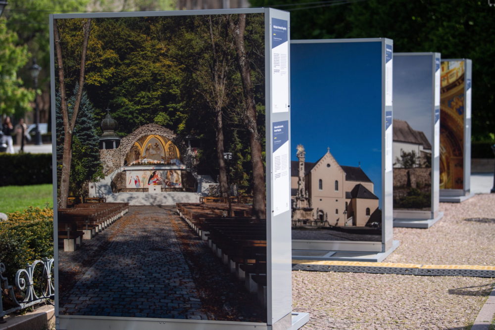 Kültéri vallásturisztikai kiállítás nyílt a Szabadság téren