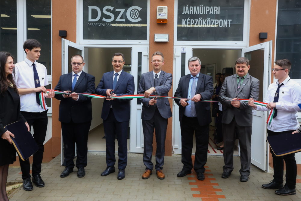 Átadták a Debreceni Szakképzési Centrum járműipari képzőközpontját