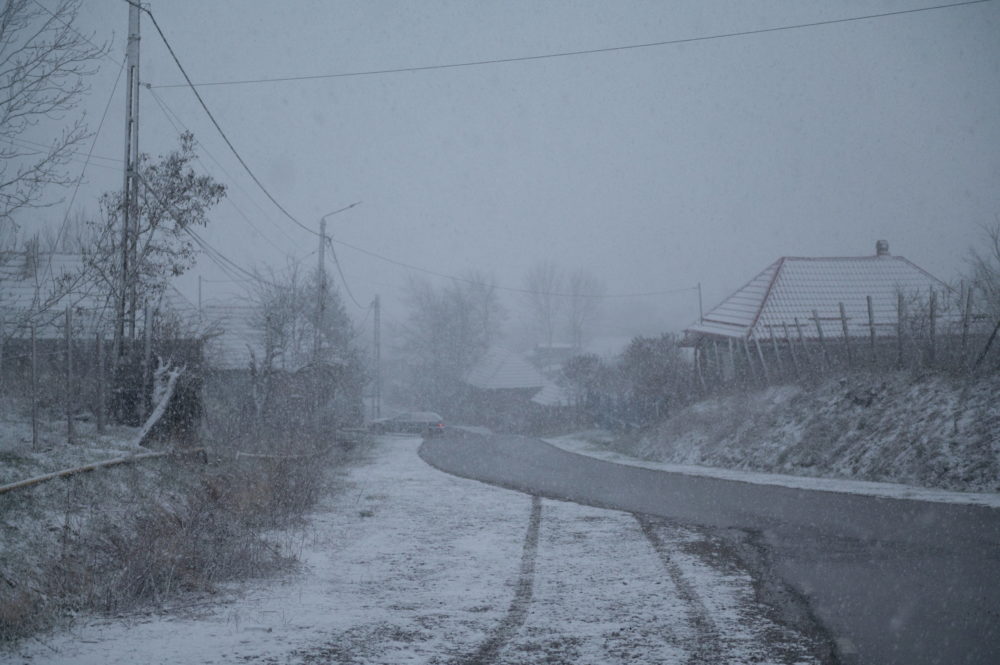 Erdélyben közlekedési fennakadásokat okozott a havazás
