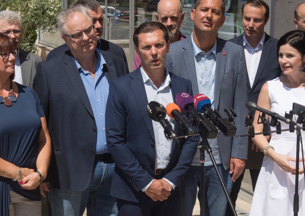 A balos kerületvezető ragaszkodik a légiutas-adóhoz