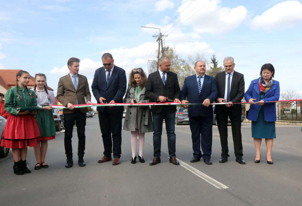 Folytatódik a vidéki utak felújítása