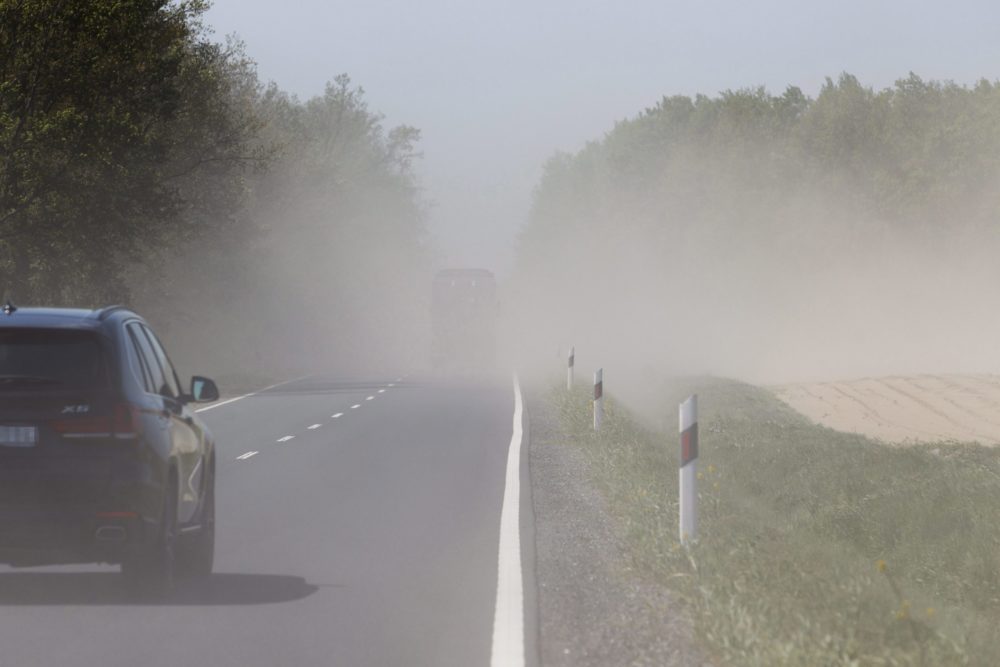 Viharos szélre és porátfúvásokra figyelmeztet az Útinform