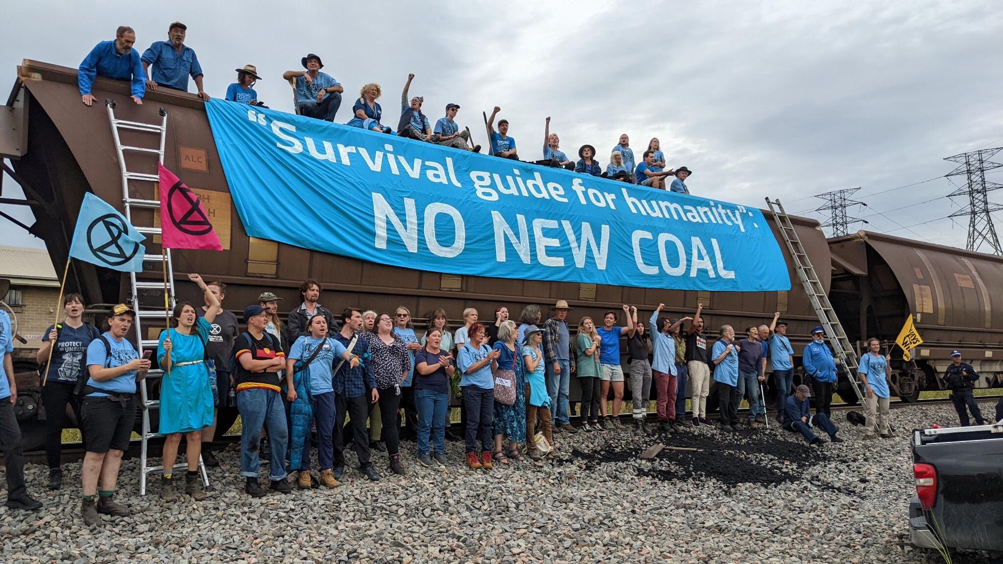 Klímaaktivisták megállítottak egy szenet szállító vonatot