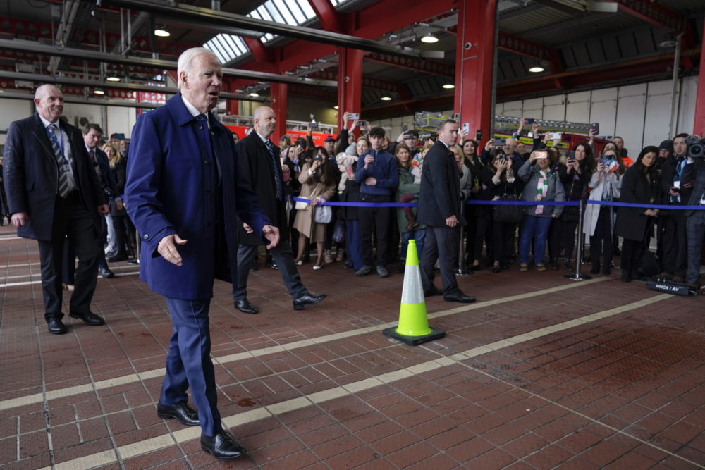 Kellemetlen baklövéssel indult Joe Biden írországi vizitje