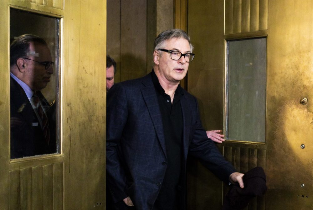 Hivatalosan is ejtették a gondatlan emberölés vádját Alec Baldwin ellen