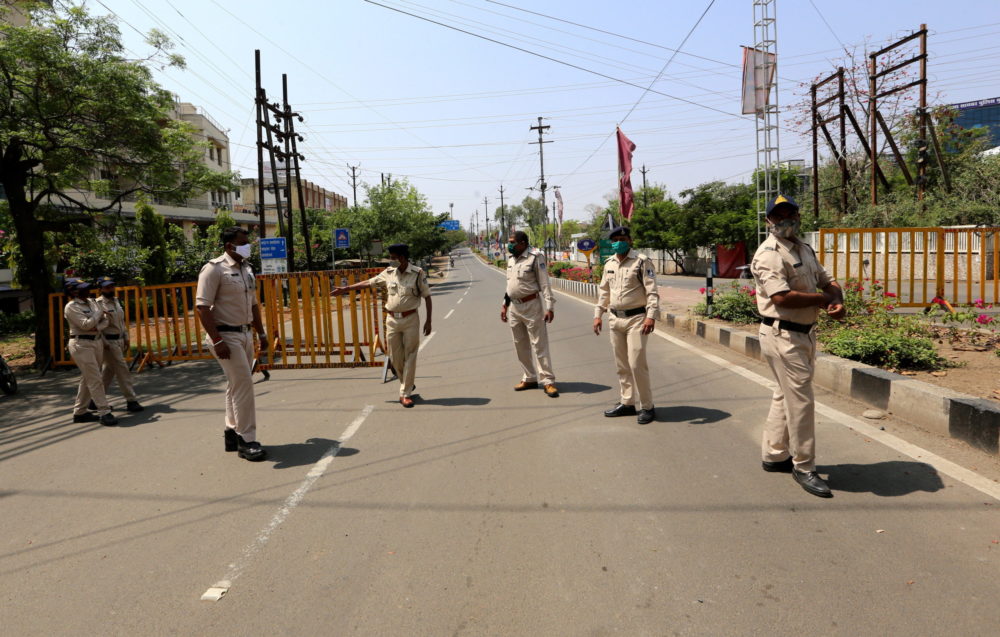 Házi készítésű robbanószerkezet végzett több rendőrrel Indiában