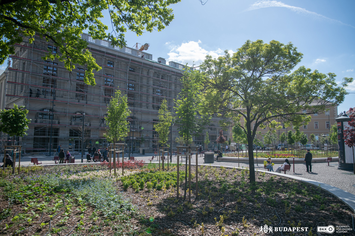 The scaffolding of the Corvin Store on Blaha Lujza Square is being demolished