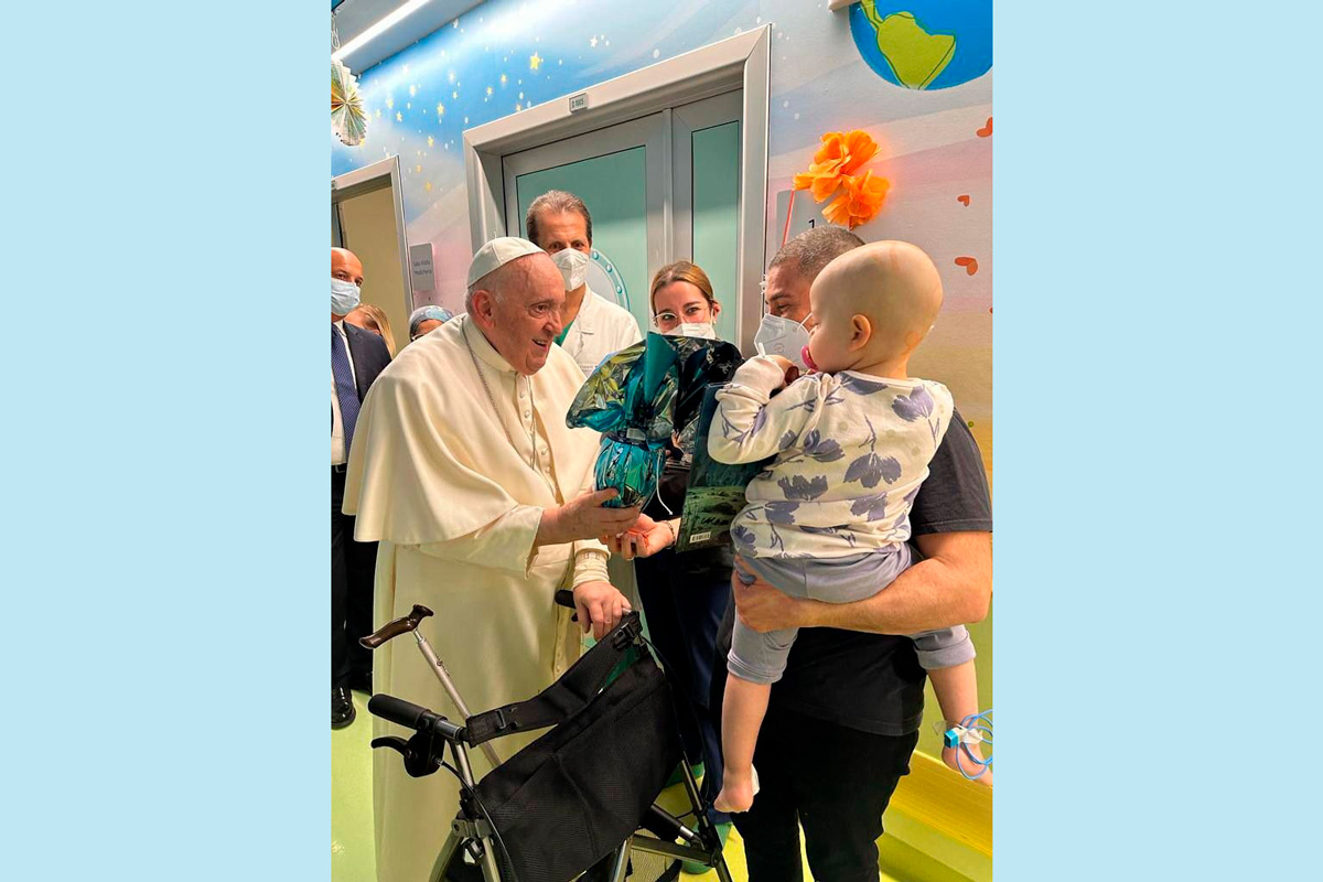 Ferenc pápa elhagyhatta a kórházat, miután hörghuruttal kezelték