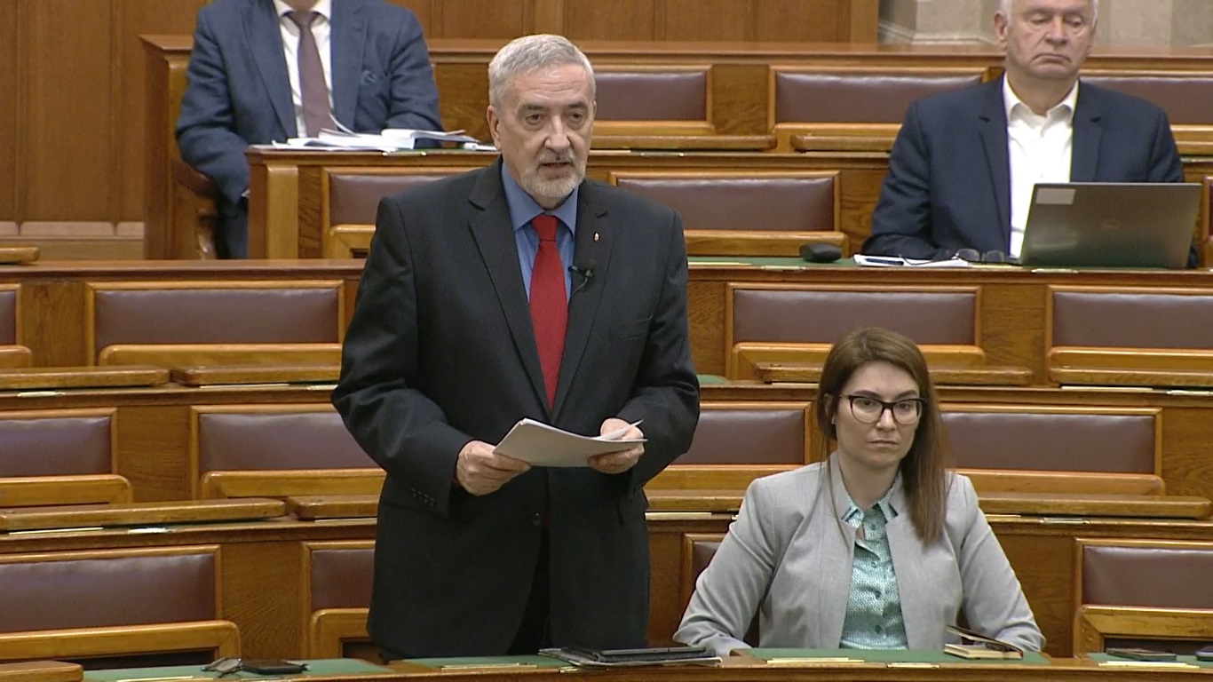 Halász János: a kormány békepárti, az ellenzék nem