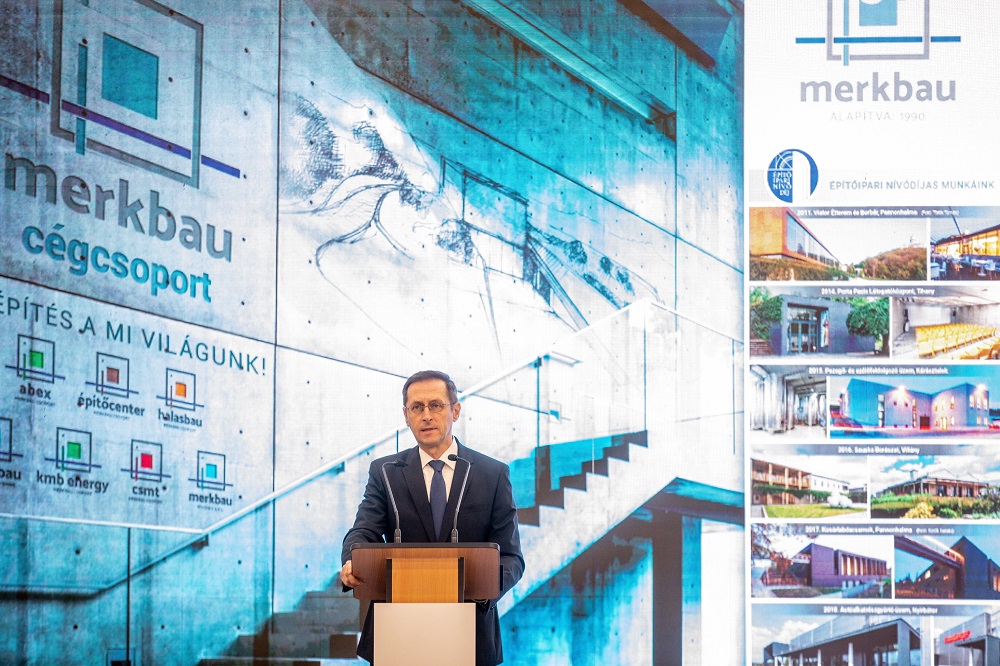 Varga Mihály: egymilliárd forinttal támogattuk a kiskunhalasi beruházást