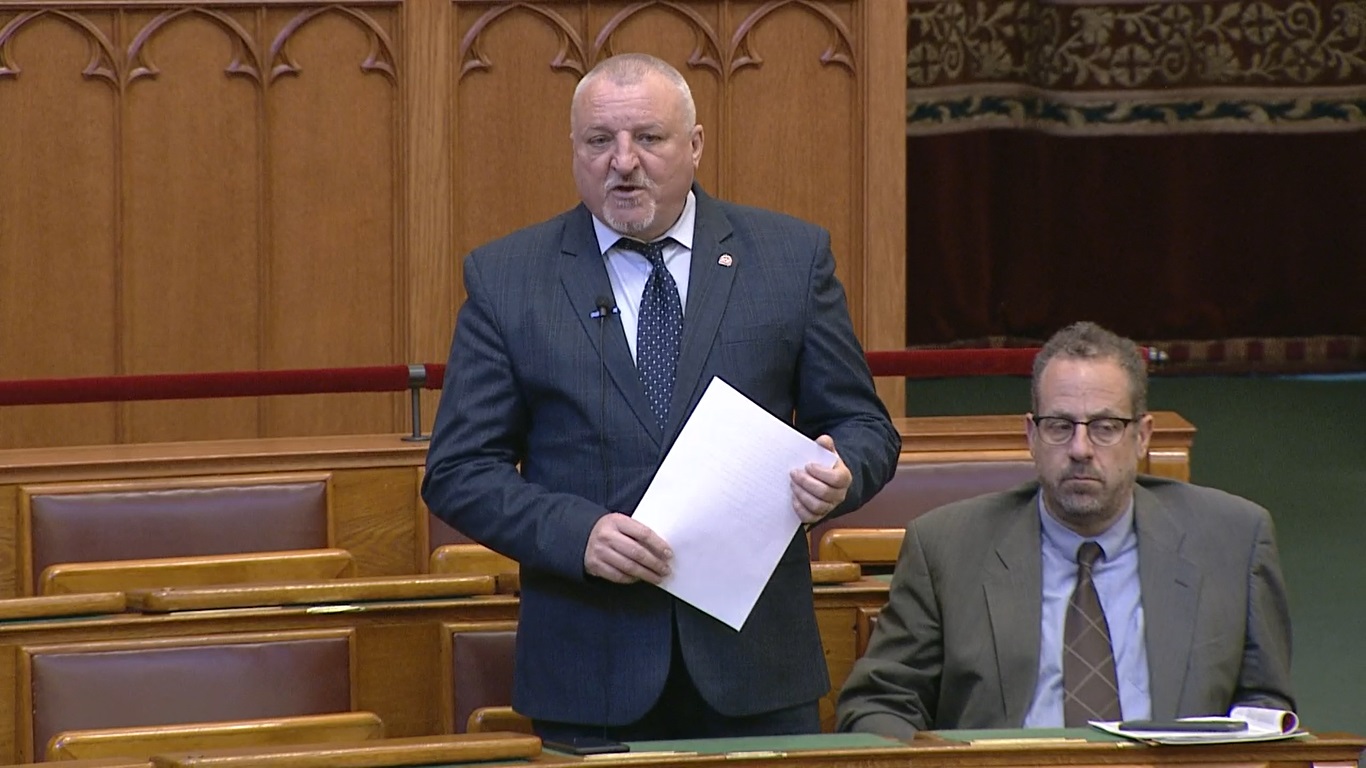 Komjáthi: Nehogy már a nyúl vigye a puskát!