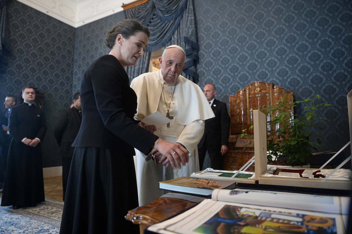 Novák Katalin bemutatta az ajándékokat Ferenc pápának