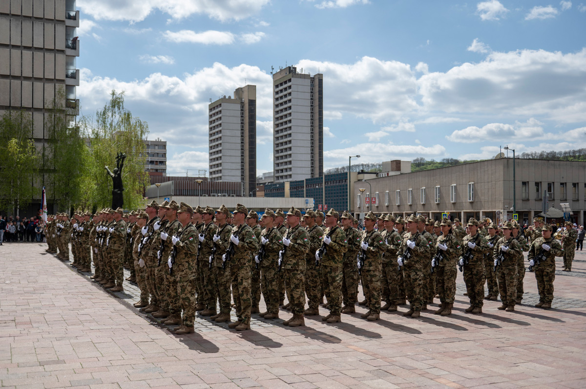 Alapkiképzésen részt vevő katonák tettek esküt Salgótarjánban