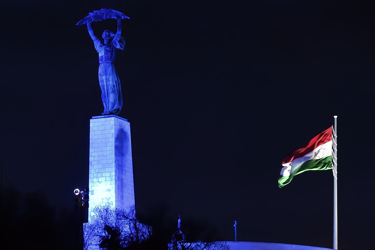 Kékbe borult az ország az autizmus világnapja alkalmából