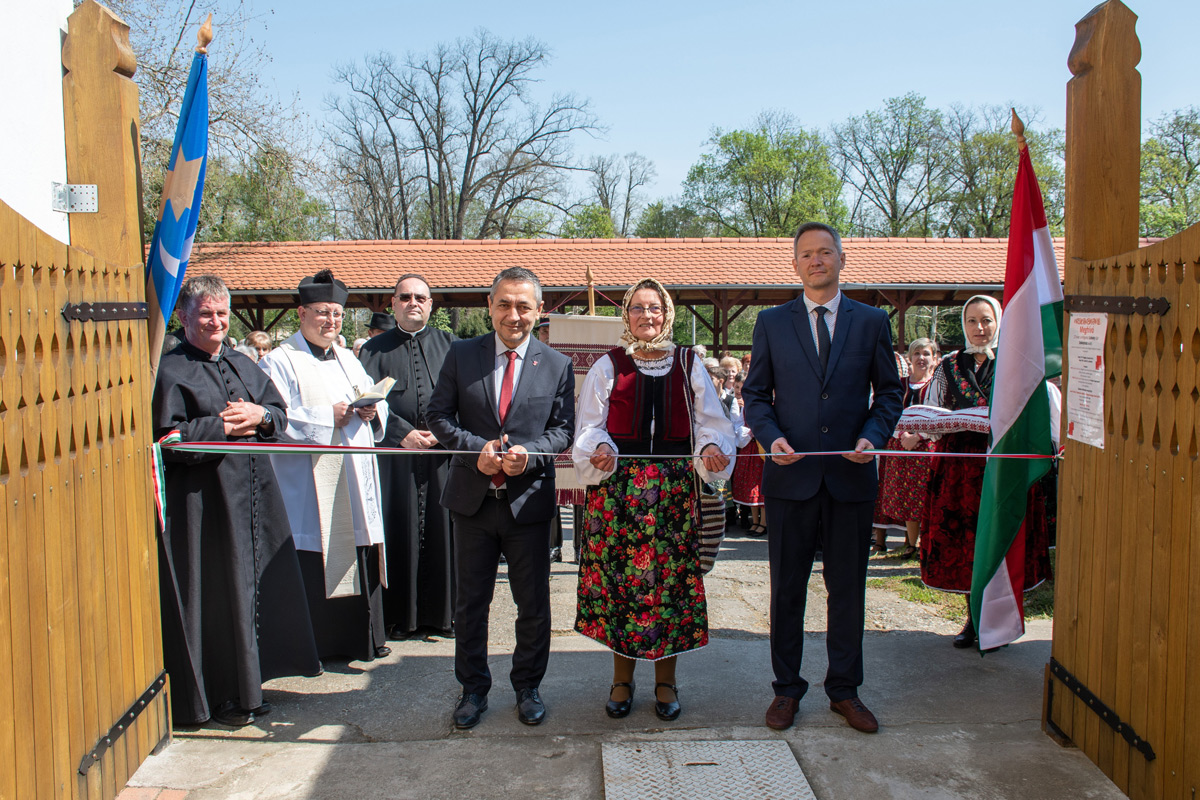 Székely házat adtak át Hőgyészen