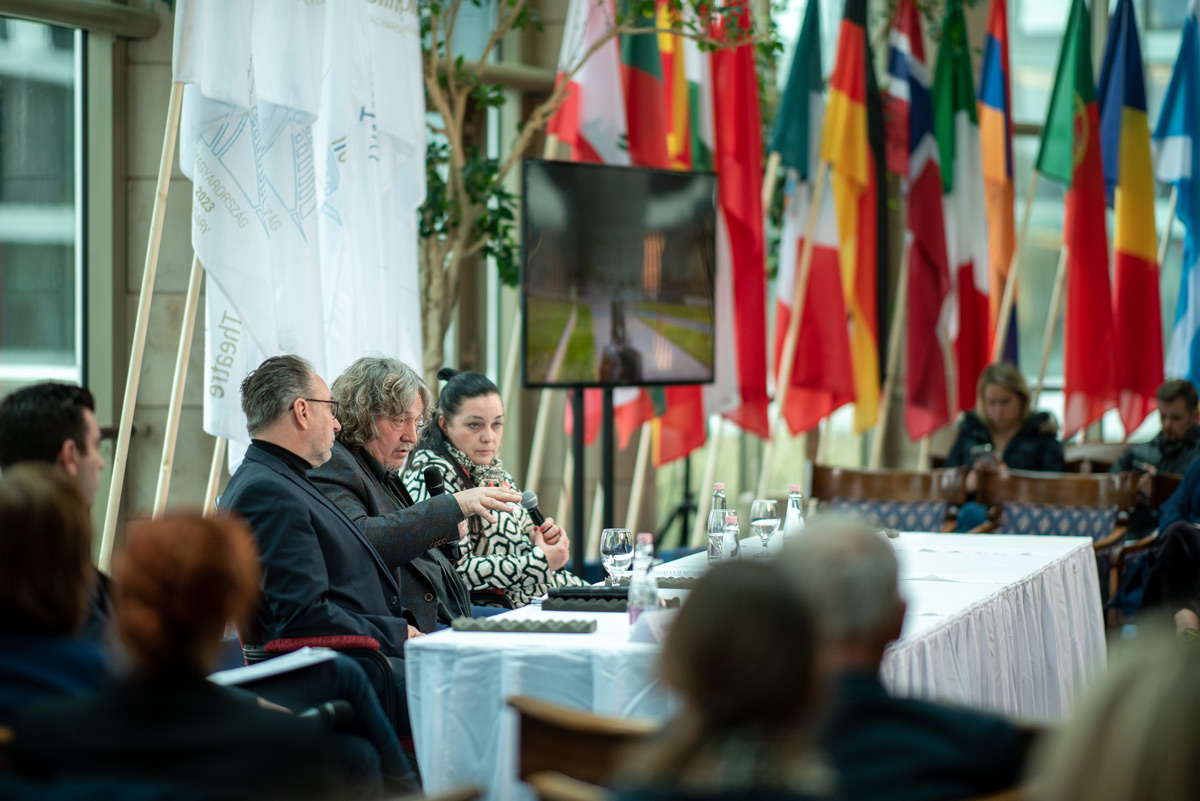 „Közös szenvedélyünk: a színház”