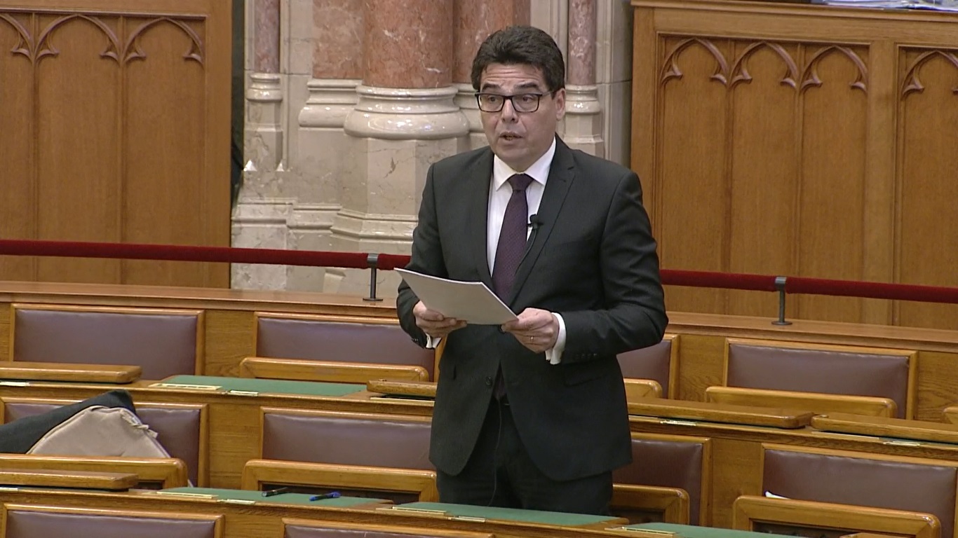 Zsigmond Barna Pál: a magyar emberek minél előbb békét akarnak