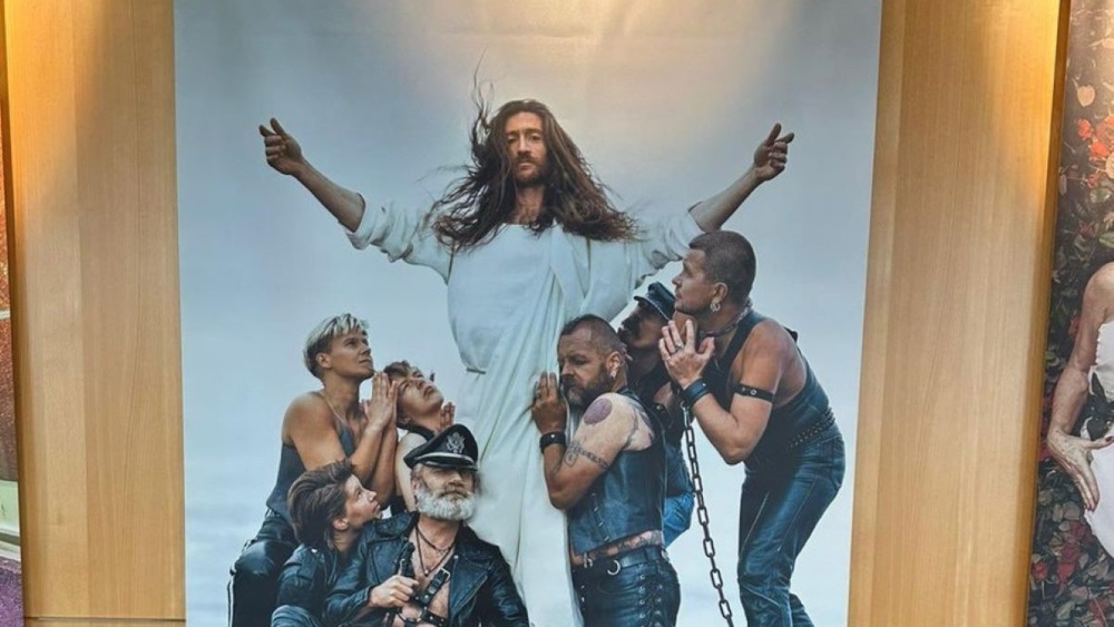 Szado-mazo apostolok körében ábrázolja Jézust az EP-ben kiállított kép