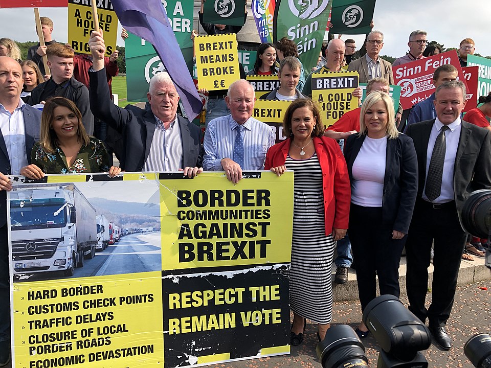 Nagy győzelmet aratott a választásokon a katolikus Sinn Féin