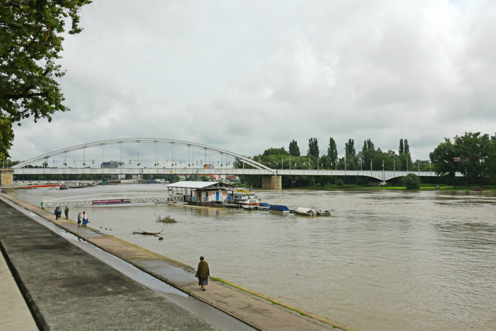 Árhullám vonul le több magyarországi folyón is