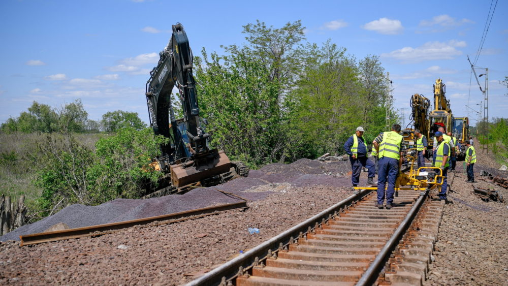 Tehervonat-baleset: egy vágányon indulhat újra a forgalom a jövő héten