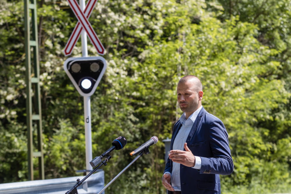 Új, fény- és félsorompóval ellátott vasúti átjárót adtak át Keszthelyen